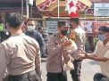 Polsek Asemrowo Laksanakan Giat Bagi-Bagi Nasi Bungkus Dalam Rangka “Jumat Berkah”