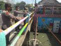 Polsek Kenjeran Cek Ketinggian Debit Air Sungai Kejawan, Waspada Adanya Potensi Banjir