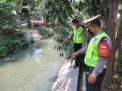 Polsek Semampir Cek Debit Air Sungai Pegirian, Waspada Adanya Potensi Banjir
