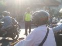 Polsek Asemrowo Pantau Arus Lalu Lintas Sore di Tambak Mayor, Situasi Terpantau Ramai Lancar