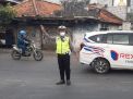 Polsek Asemrowo Berikan Pelayanan Masyarakat Atur Lalu Lintas Sore di Tambak Mayor