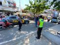 Personil Polsek Semampir Berikan Himbauan Untuk Selalu Waspada Akan Barang Bawaan Terhadap Pengunjung Wisata Religi Ampel