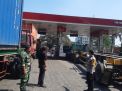 Personil Bhabinkamtibmas Perak Barat Lakukan Monitoring di SPBU Alon-Alon Priok