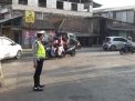 Personil Polsek Asemrowo Laksanakan Pengaturan Arus Lalu Lintas di Tambak Mayor, Antisipasi Adanya Kemacetan Sore