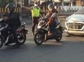 Polsek Asemrowo Atur Lalu Lintas Sore, Bantu Kepulangan Pekerja