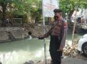 Polsek Semampir Cek Debit Air Sungai Pegirian, Terpantau Masih Dalam Batas Normal
