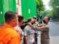 Personil Satsamapta Polres Pelabuhan Tanjung Perak Lakukan Operasi Yustisi dan Pembagian Masker