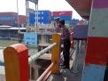 Polsek Asemrowo Pantau Ketinggian Debit Air Sungai dan Air Laut Waspada Adanya Potensi Banjir