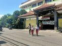 Polsek Krembangan Lakukan Pengaturan Lalu Lintas di Depan SDN Perak Barat, Sekaligus Bantu Siswa Menyebrang Jalan