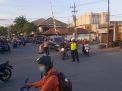 Polsek Asemrowo Laksanakan Pengaturan Lalin Sore Tambak Mayor, Terpantau Arus Ramai Lancar