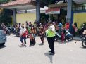 Polsek Asemrowo Laksanakan Giat Lalu Lintas di Sekolah, Bantu Siswa Siswi Menyebrang Jalan