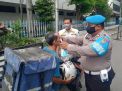 Polres Pelabuhan Tanjung Perak Gelar Operasi Protokol Bagikan Masker Gratis Kepada Pengguna Jalan
