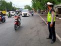 Polsek Krembangan Laksanakan Gatur Lalin Sore di Pertigaan Jalan Mbah Ratu, Pastikan Tidak Ada Kemacetan