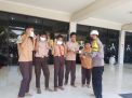 Polsek Asemrowo Laksanakan Sholat Jumat Berjamaah, Sekaligus Bagikan Masker Gratis Kepada Jamaah