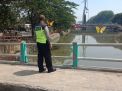 Polsek Pabean Cantikan Cek Ketinggian Air Sungai Kalimas Waspada Adanya Potensi Banjir