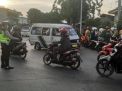 Polsek Asemrowo Laksanakan Pengaturan Lalu Lintas di Tambak Mayor Antisipasi Kemacetan
