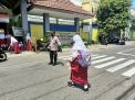 Polsek Krembangan Bantu Siswa Siswi Menyebrang Jalan Saat Kepulangan Sekolah