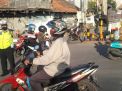 Unit Lantas Polsek Asemrowo Lakukan Pengaturan Lalu Lintas Sore, Antisipasi Adanya Kemacetan