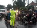 Posek Asemrowo Lakukan Pengaturan Lalu Lintas Sore di Tambak Mayor Cegah Terjadinya Kemacetan