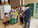Polsek Asemrowo Laksanakan Sholat Jumat Berjamaah Sekaligus Bagikan Masker Kepada Jamaah
