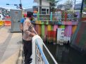 Polsek Kenjeran Pantau Ketinggian Air Sungai Jalan Sukolilo, Waspada Adanya Kenaikan