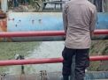 Personil Polsek Krembangan Cek Debit Air Sungai, Waspada Adanya Potensi Banjir