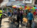 Polsek Semampir Berikan Himbauan Kepada Para Peziarah Wisata Religi Ampel Untuk Selalu Waspada 3C