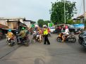 Polsek Asemrowo Lakukan Pengaturan Lalu Lintas Sore di Tambak Mayor, Bantu Kepulangan Karyawan