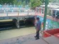 Polsek Kenjeran Lakukan Patroli Serta Pemantauan Debit Air Sungai, Waspada Adanya Potensi Banjir