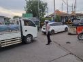 Polsek Asemrowo Laksanakan Pengaturan Lalin Sore di Tambak Mayor, Antisipasi Kemacetan