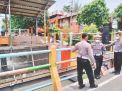 Polsek Kenjeran Lakukan Pengecekan Air Sungai Rutin di Kejawan Lor, Waspada Adanya Potensi Banjir