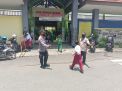 Polsek Krembangan Lakukan Pengaturan Lalu Lintas di Depan SDN Perak Barat, Bantu Siswa Siswi Menyebrang Jalan