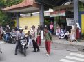 Polsek Krembangan Bantu Siswa Siswi SDN Perak Barat Menyebrang Jalan, Wujud Pelayanan Polri Terhadap Masyarakat