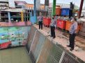 Polsek Kenjeran Pantau Ketinggian Pintu Air Kejawan Lor, Antisipasi Adanya Potensi Banjir