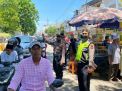 Polsek Semampir Laksanakan Patroli Harkamtibmas di Depan Pintu Masuk Religi Ampel, Bantu Masyarakat Sebrangkan Jalan