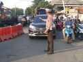 Polsek Asemrowo Laksanakan Pengaturan Sore, Bantu Kelancaran Kepulangan Pekerja