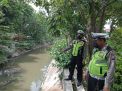 Polsek Semampir Cek Ketinggian Air Sungai Pegirian, Terpantau Masih Dalam Batas Normal