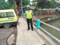 Personil Polsek Pabean Cantikan Cek Ketinggian Air Sungai Rutin, Waspada Adanya Kenaikan