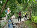 Polsek Semampir Cek Ketinggian Air Sungai Pegirian, Terpantau Dalam Kondisi Normal