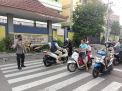 Polsek Krembangan Lakukan Pengaturan Lalu Lintas Pagi di SDN Perak Barat, Bantu Siswa Siswi Menyebrang Jalan