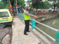 Personil Polsek Pabean Cantikan Lakukan Pengecekan Ketinggian Air Sungai Kalimas, Antisipasi Adanya Banjir