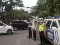 Polsek Asemrowo Laksanakan Pengamanan Jalur di Simpang TL Dupak Rukun, Arus Lalu Lintas Terpantau Aman dan Lancar