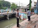 Polsek Krembangan Cek Ketinggian Debit Air Sungai Kejawan Antipasi Adanya Potensi Banjir