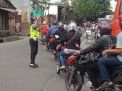 Polsek Asemrowo Lakukan Pengaturan Lalu Lintas Sore di Tambak Mayor, Bantu Kelancaran Arus Kepulangan Pekerja
