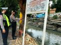 Polsek Semampir Pantau Potensi Bencana Banjir Melalui Pengecekan Debit Air Sungai Rutin