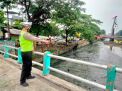 Polsek Pabean Cantikan Cek Ketinggian Sungai Kalimas, Antisipasi Kenaikan Air Sungai Penyebab Banjir