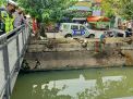 Polsek Semampir Cek Ketinggian Sungai Pegirian, Waspada Adanya Potensi Bencana Banjir Dalam Waktu Dekat