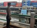 Polsek Asemrowo Cek Ketinggian Pintu Air Pompa Balong, Terpantau Masih Dalam Batas Normal