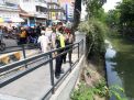 Polsek Semampir Lakukan Pengecekan Ketinggian Debit Air Sungai Jalan Nyamplungan, Terpantau Masih Dalam Batas Normal