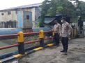 Polsek Krembangan Cek Ketinggian Debit Air Sungai, Deteksi Banjir Sejak Dini